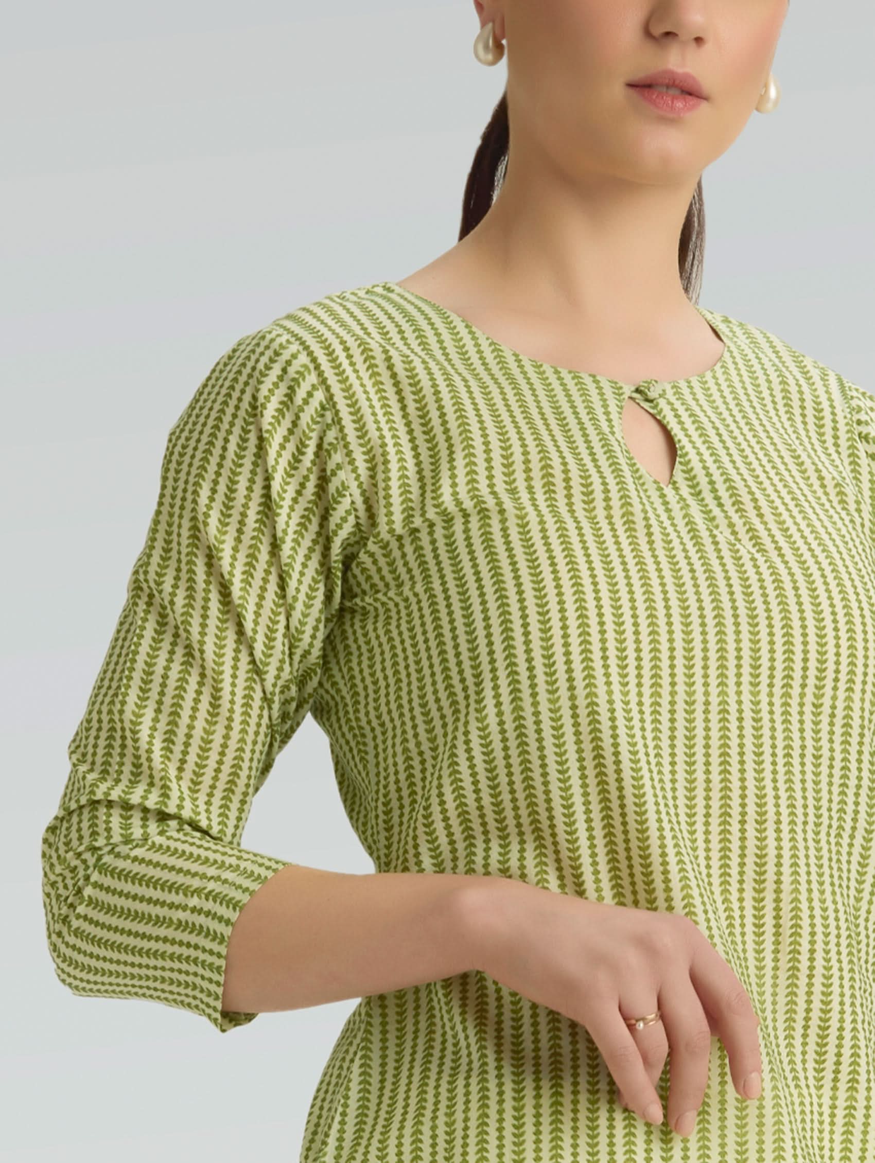 Three-quarter sleeve detail of plus size green printed cotton linen kurta — breathable cotton linen fabric