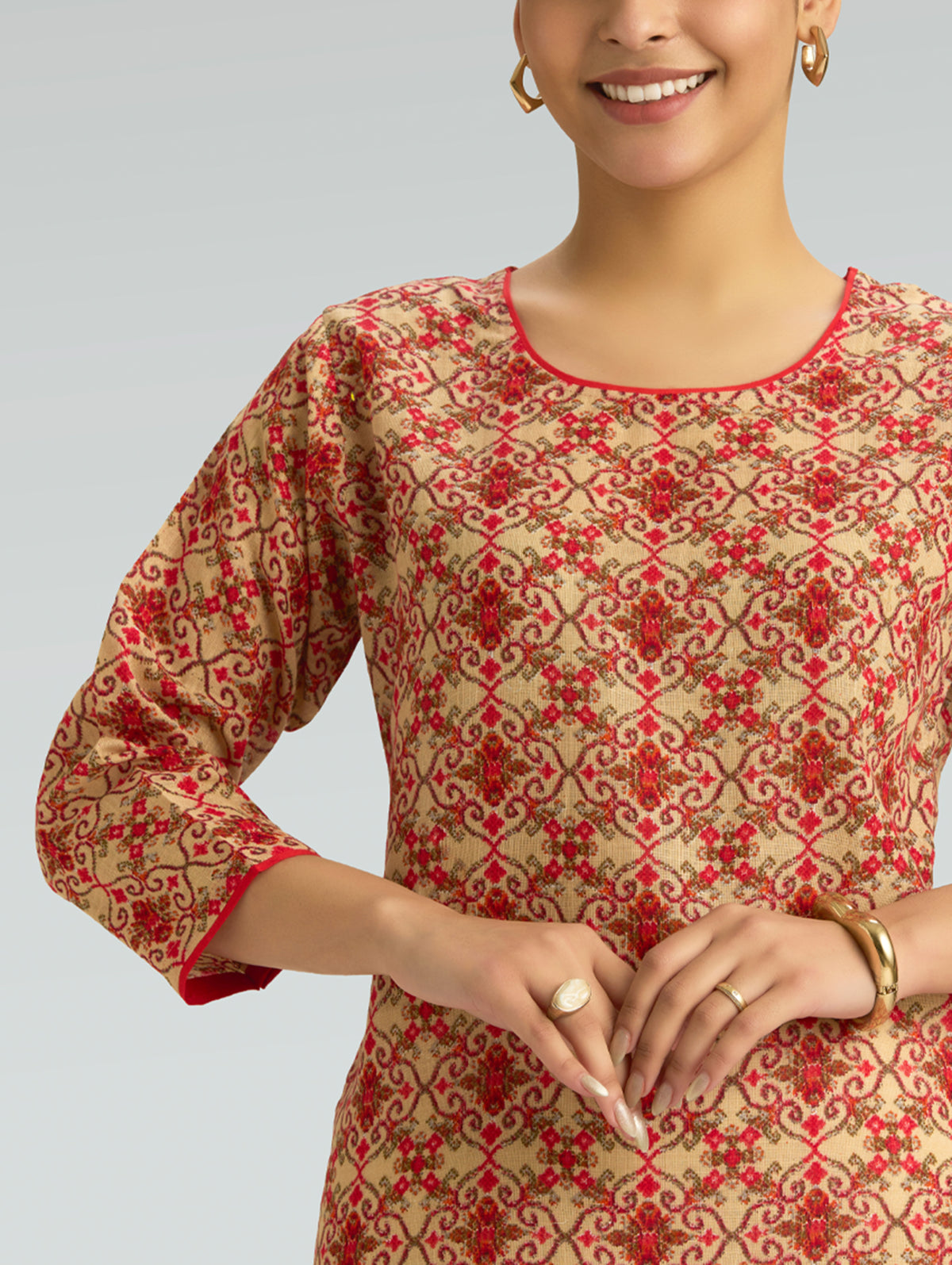 Printed kurta bodice with red motif pattern, round neckline, three-quarter sleeves