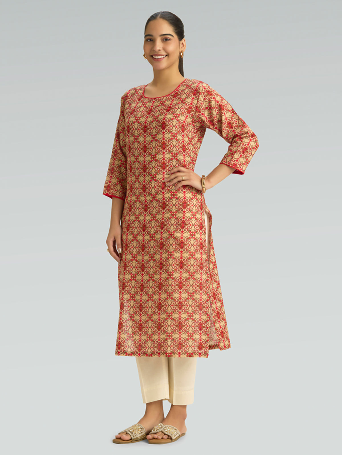 Beige kurta with red motifs, round neck, elbow-length sleeves, straight hem