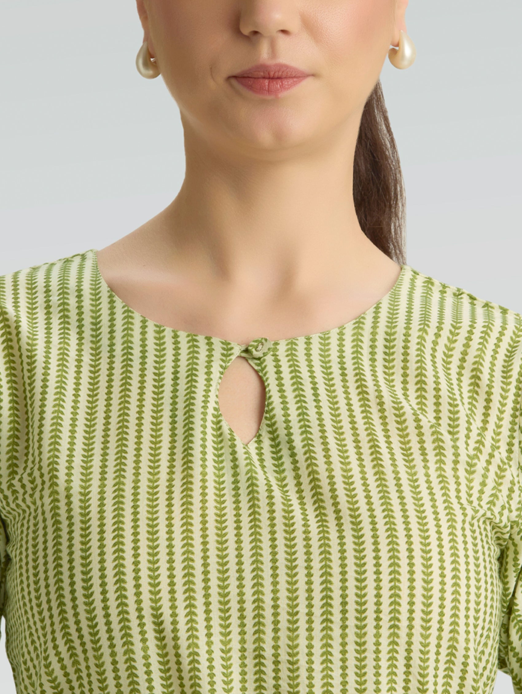 Keyhole neckline detail of plus size green printed cotton linen kurta for women
